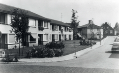 10299 Gezicht in de Waag te Eemnes uit het westen, met links de voorgevels van de huizen nrs. 2-34.